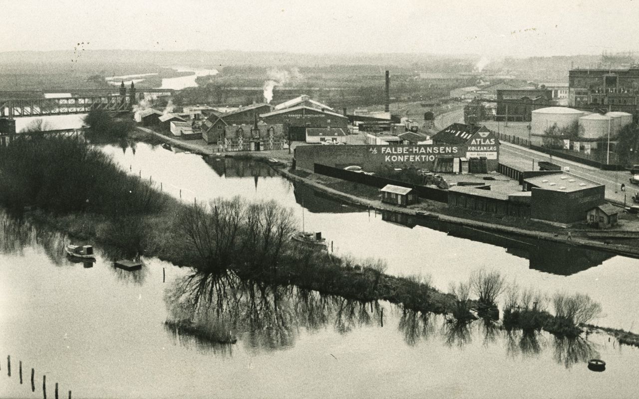 Justesens Plæne/Tørvebryggen i gamle dage