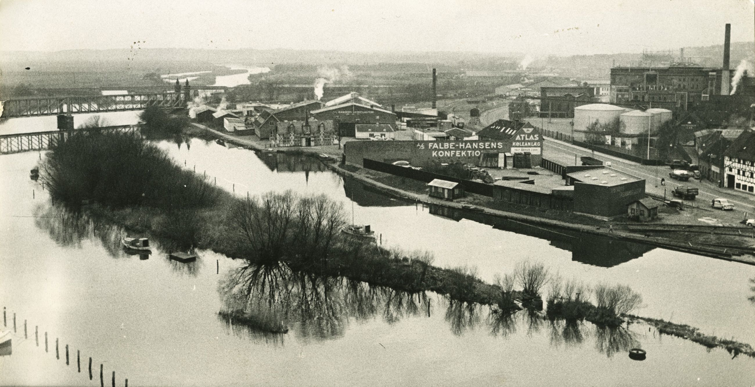 Justesens Plæne/Tørvebryggen i gamle dage
