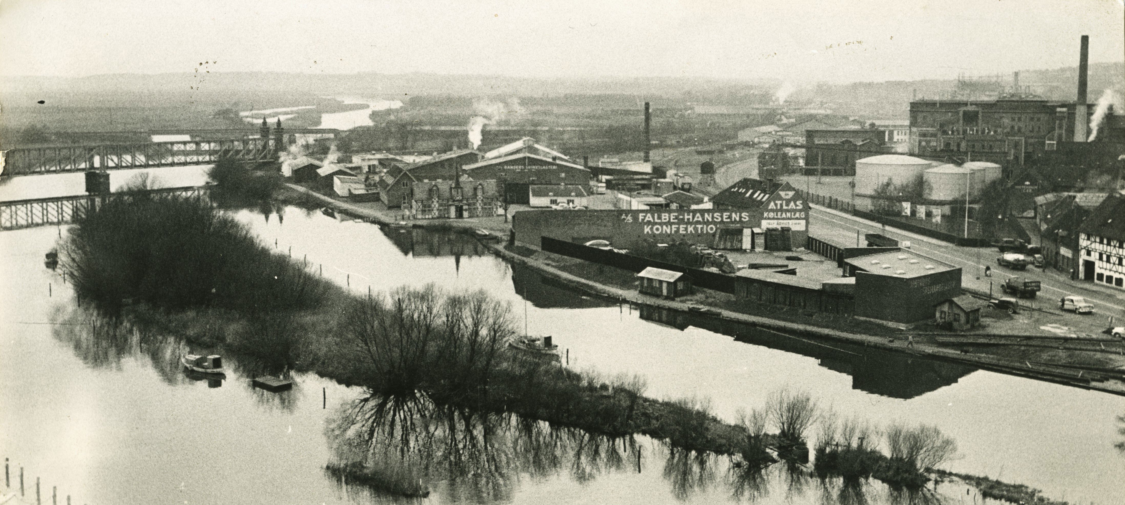 Justesens Plæne/Tørvebryggen i gamle dage