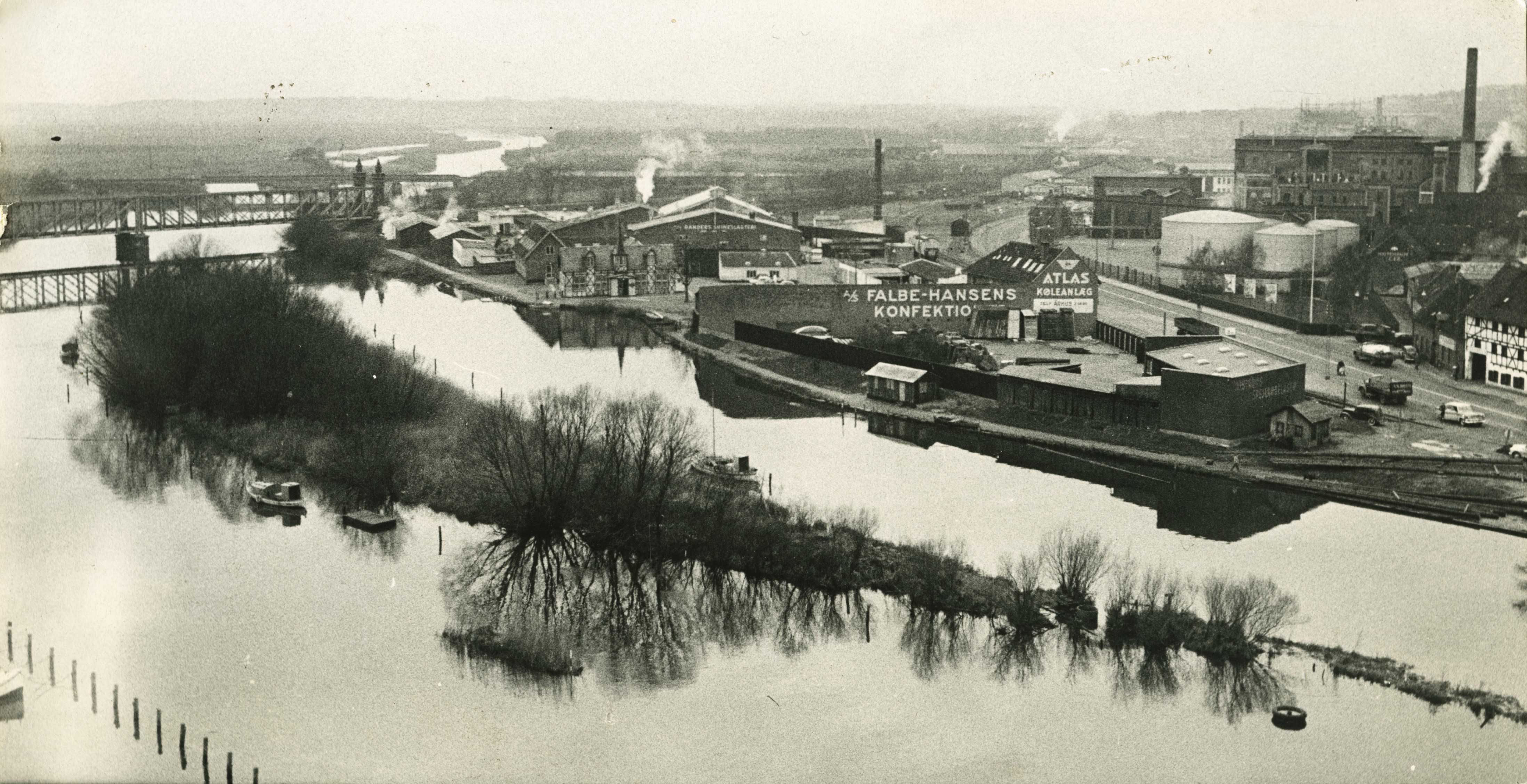 Justesens Plæne/Tørvebryggen i gamle dage